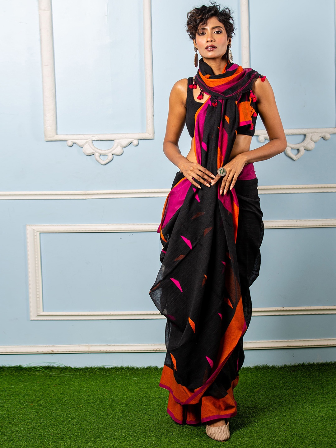

Urbane Essence Woven Design Pure Cotton Saree, Black