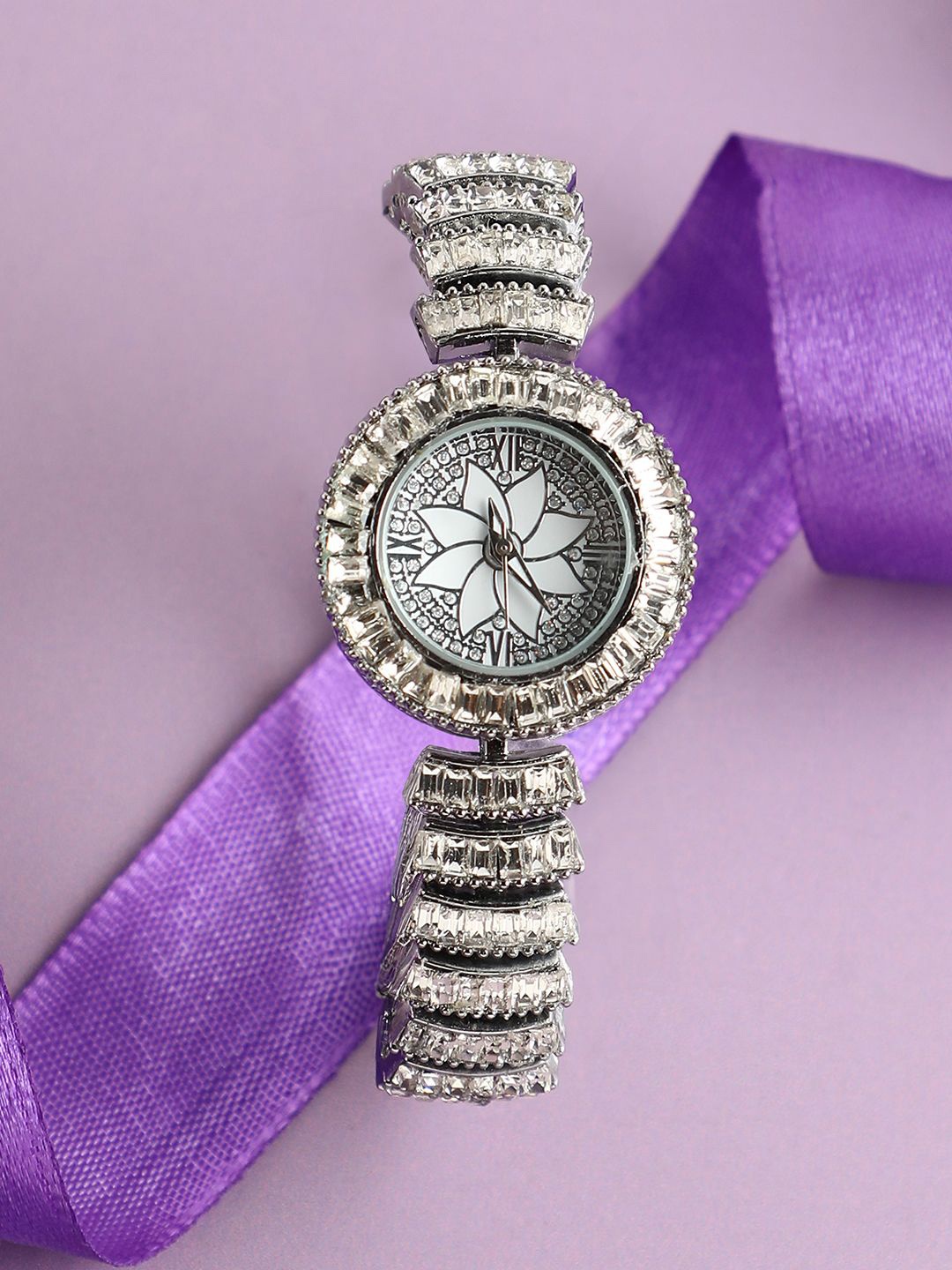 

HAUTE SAUCE by Campus Sutra Women Embellished Dial & Bracelet Style Straps Analogue Watch AW24_HSWC1179, Silver