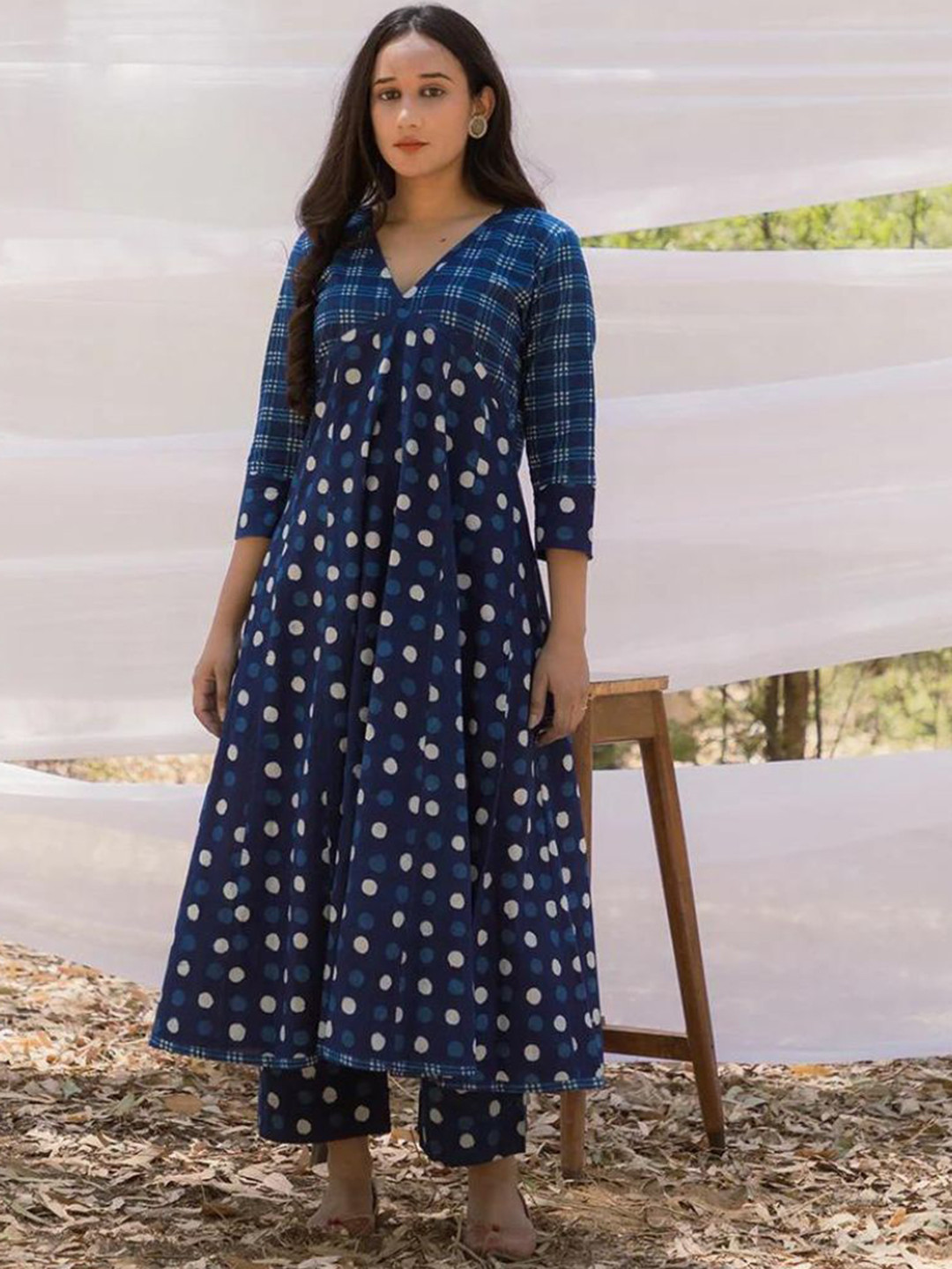 

Mera Rang Polka Dots Printed V-Neck Pure Cotton A-Line Kurta with Trousers, Navy blue