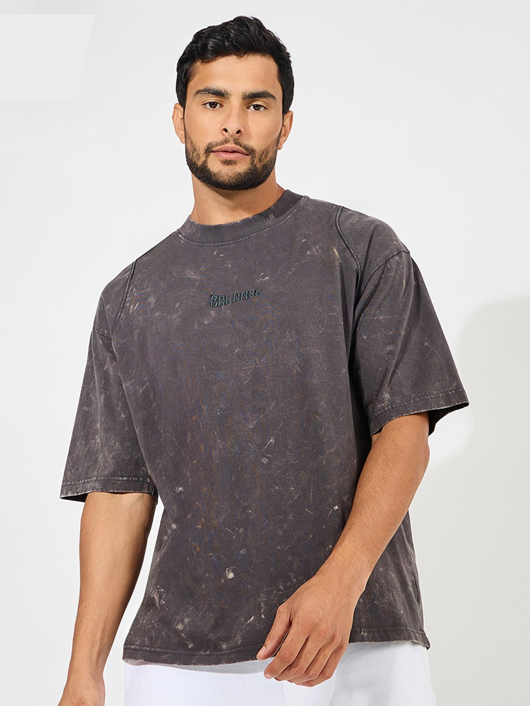 

Styli Men Acid Washed Self Piping And Mock Neck Detail Heavy Jersey Oversize Tee, Grey