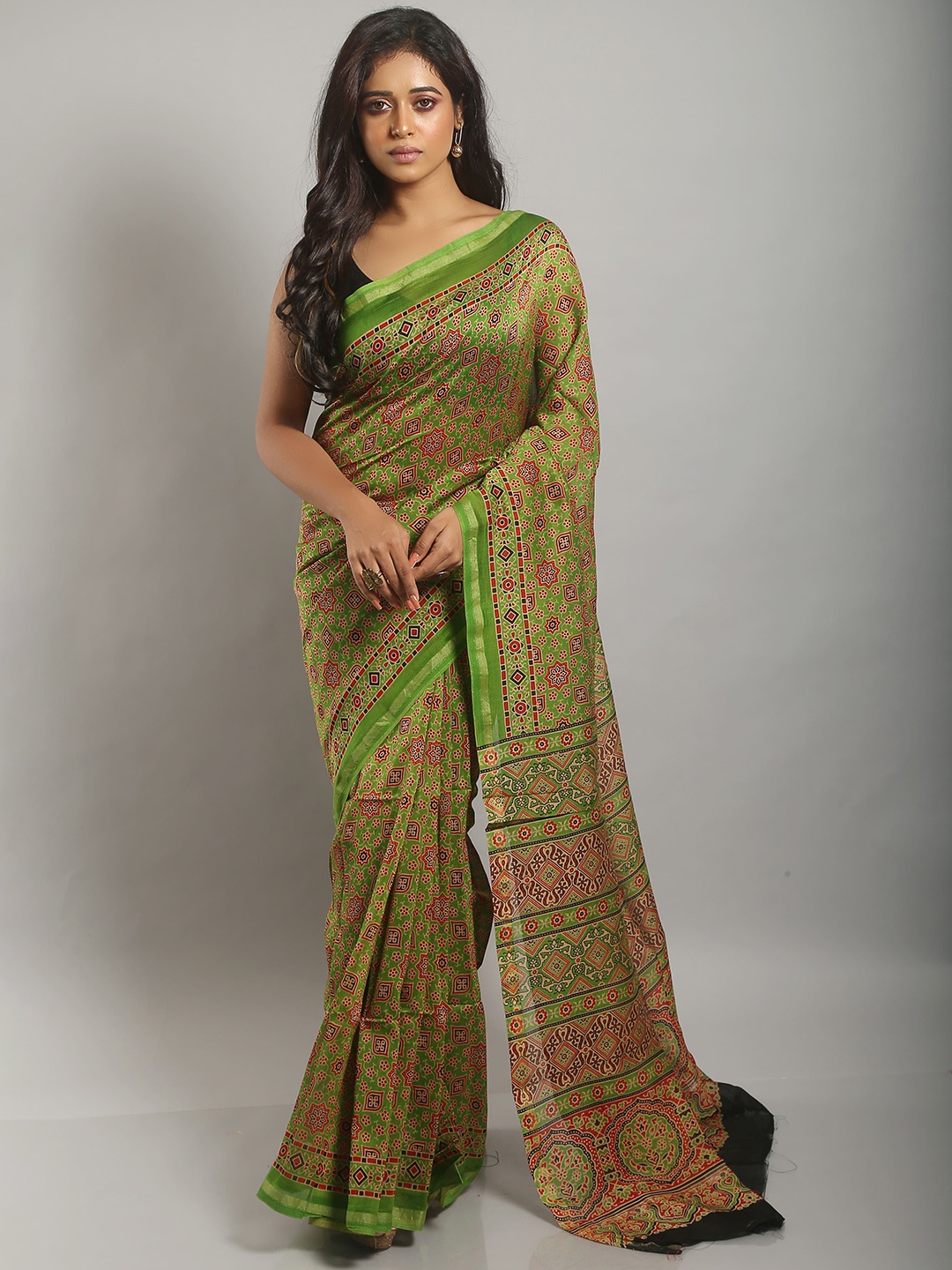 

Urbane Essence Floral Pure Silk Saree, Green