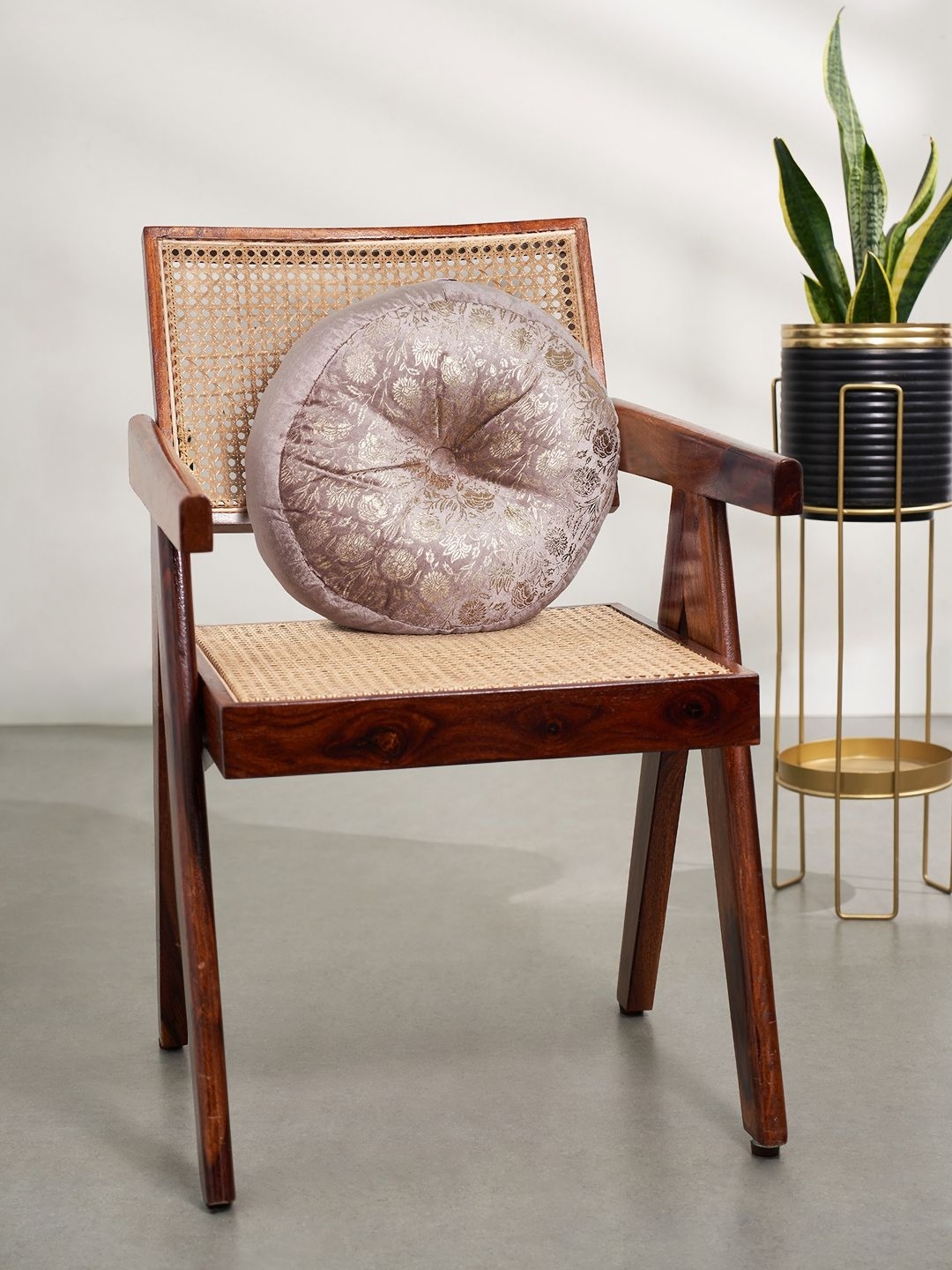 

Living scapes by Pantaloons Beige & Gold-Toned Floral Square Cushion Covers