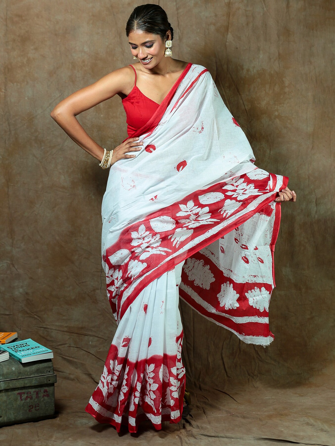 

Urbane Essence Print Pure Cotton Saree, White