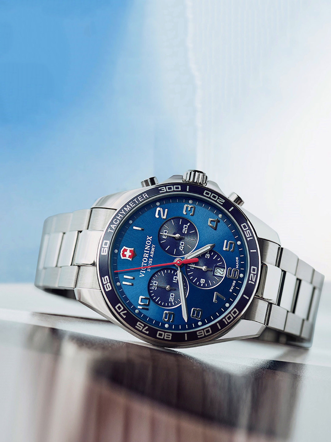 

Victorinox Men Dial & Stainless Steel Bracelet Style Straps Analogue Watch 241901, Blue