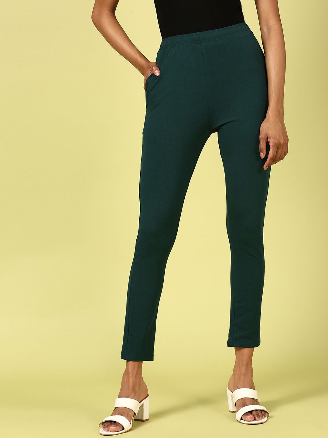 

De Moza Women Slim Fit Cotton Cropped Trousers, Green