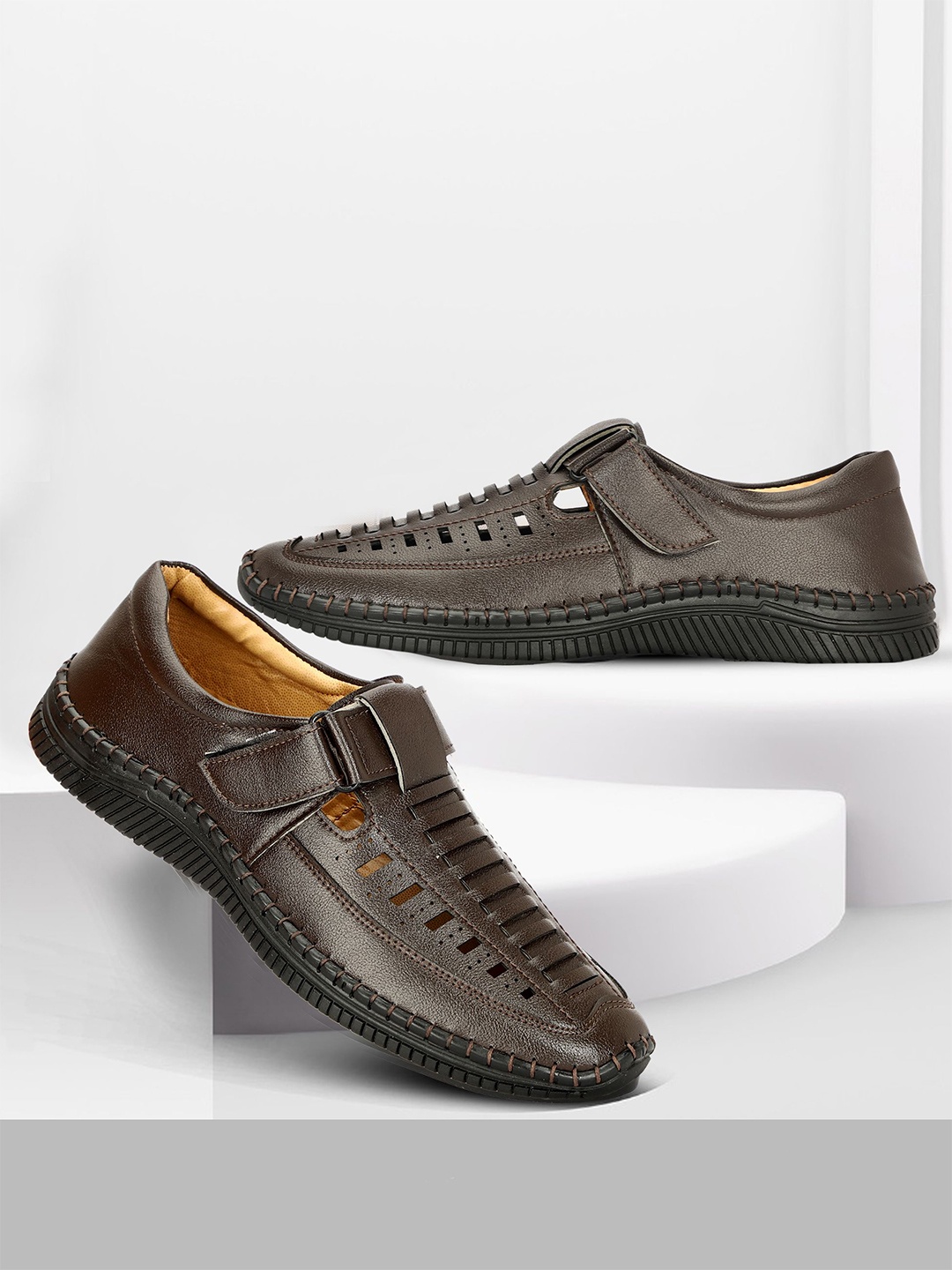 

Buxton Men Shoe-Style Sandals, Brown