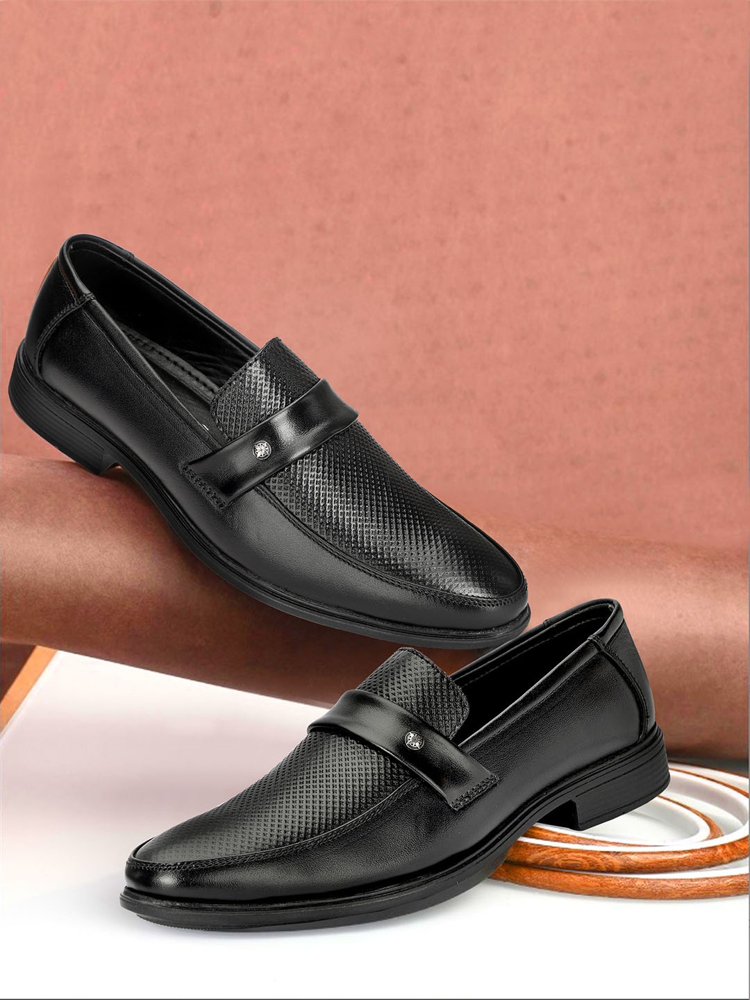 

Buxton Men Textured Round Toe Leather Formal Loafers, Black