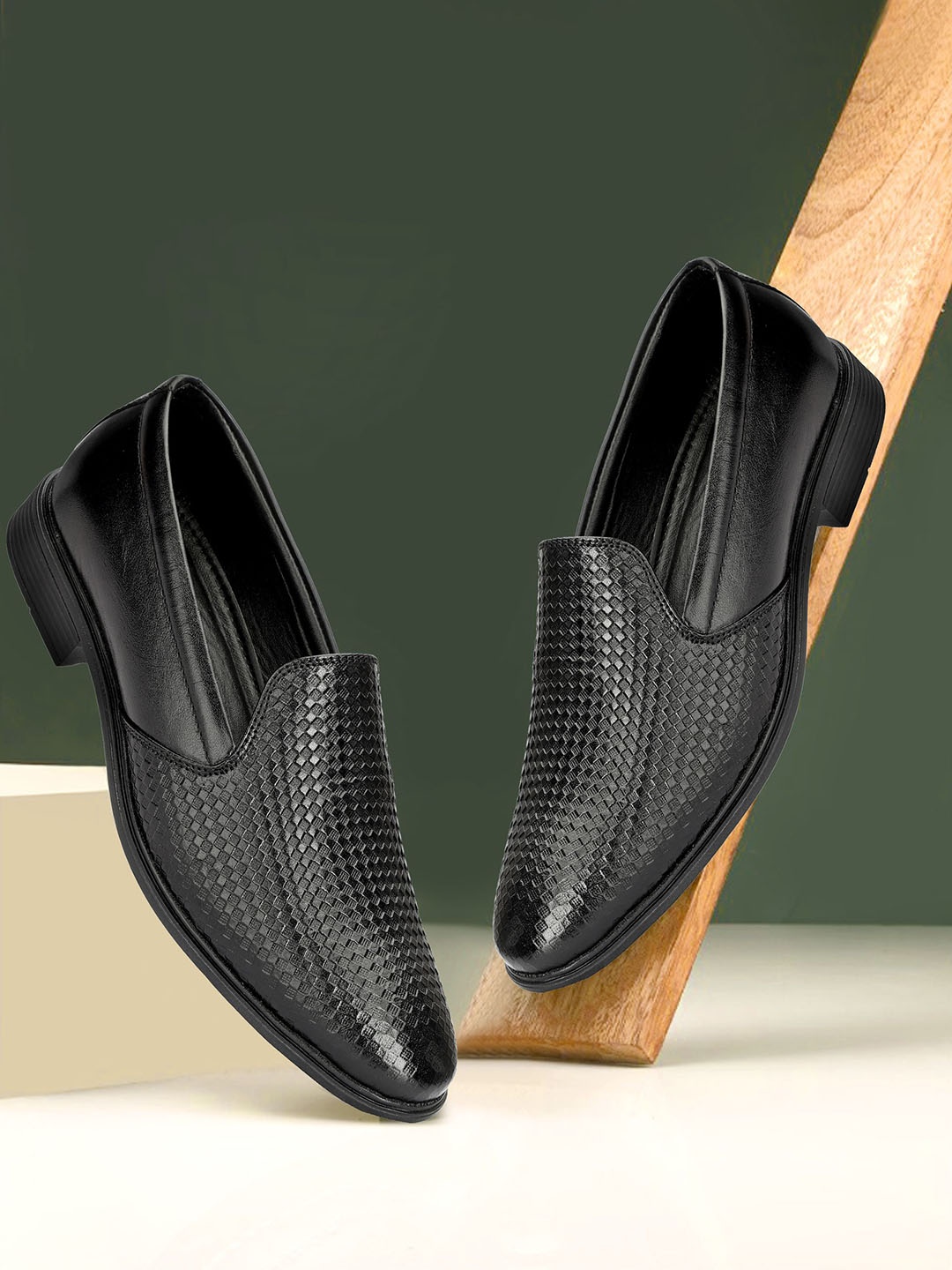 

Buxton Men Textured Round Toe Leather Formal Loafers, Black
