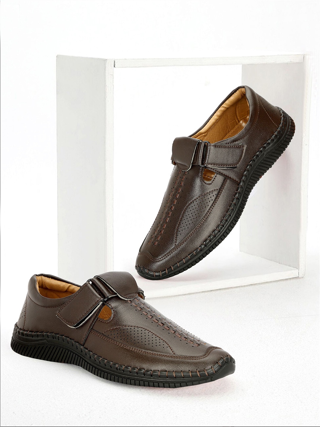 

Buxton Men Shoe-Style Sandals, Brown