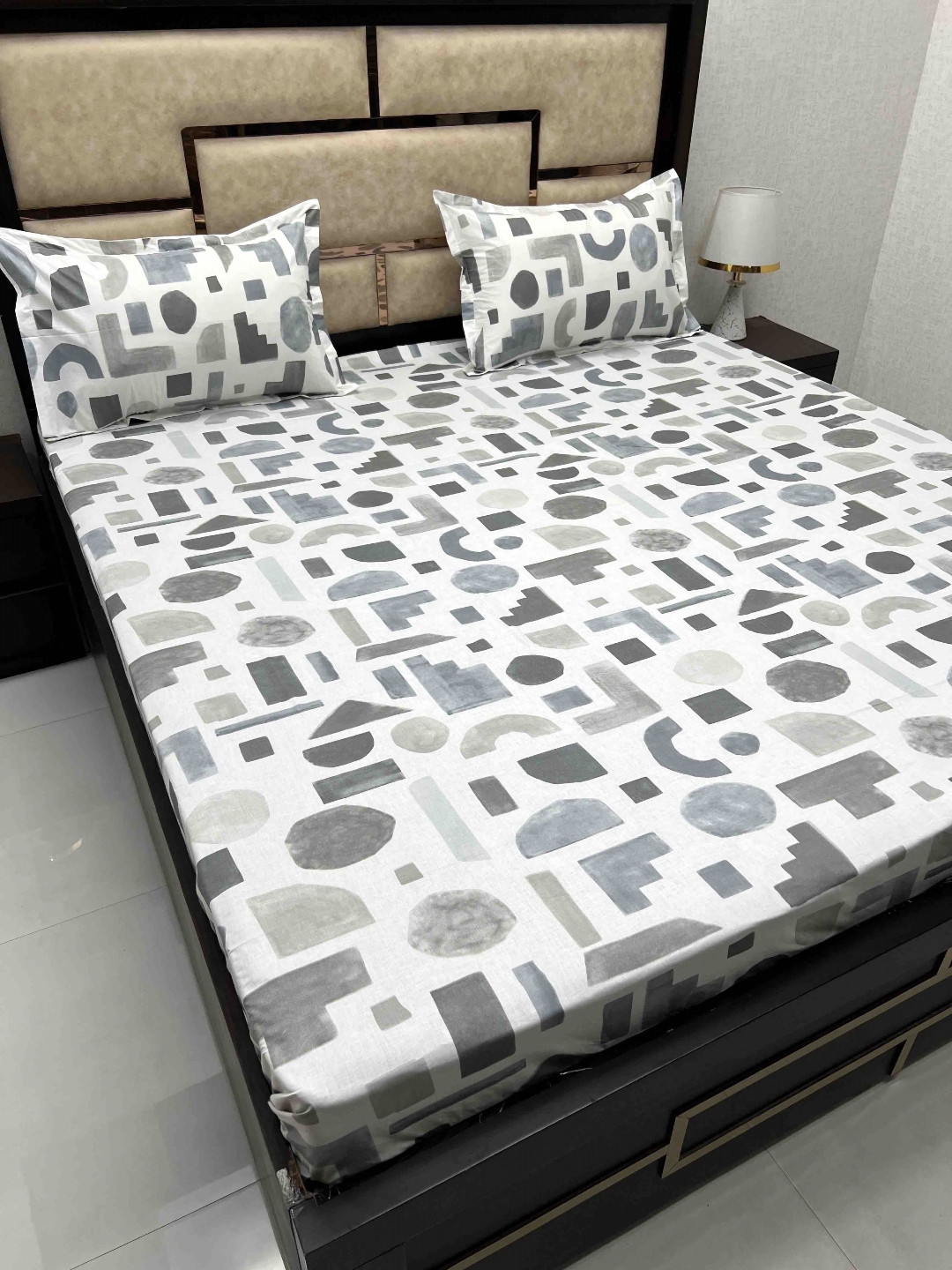

Pure Decor Grey & White Geometric 300 TC Cotton King Bedsheet with 2 Pillow Covers