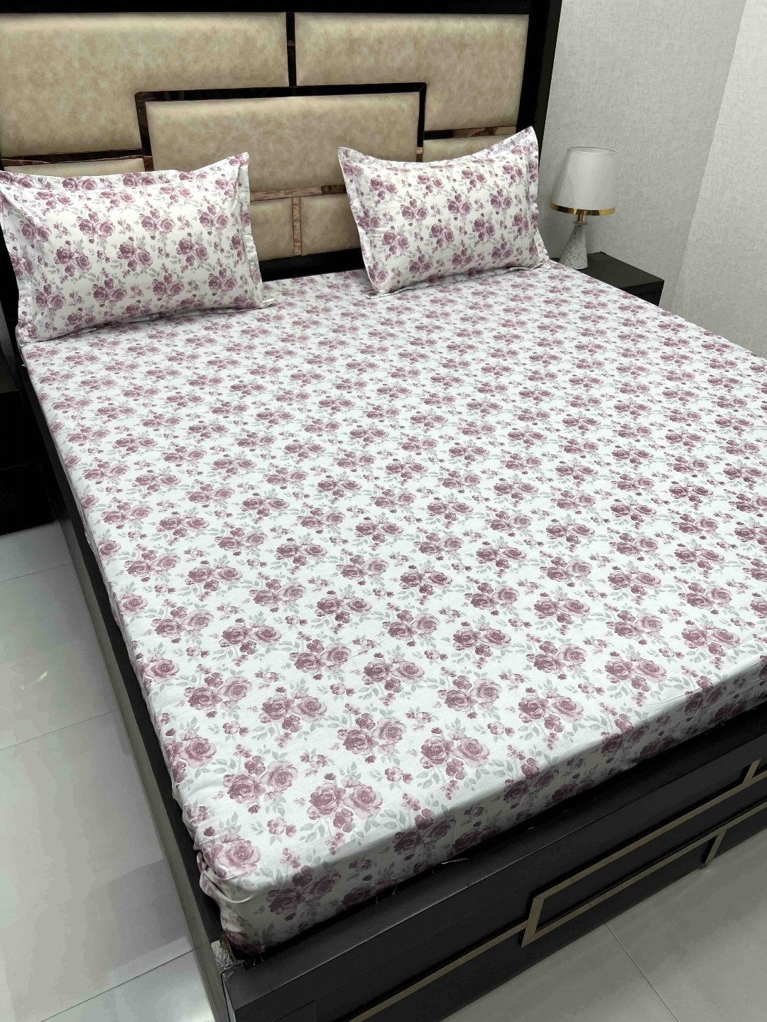

Pure Decor White & Red Floral 300 TC Cotton King Bedsheet with 2 Pillow Covers