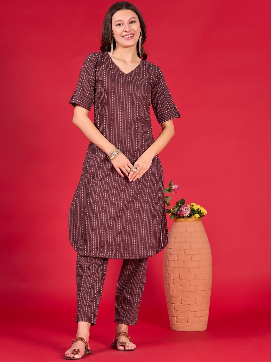 

Goti's Ethnic Motifs Woven Designed Straight Pure Cotton Kurta with Trousers, Maroon