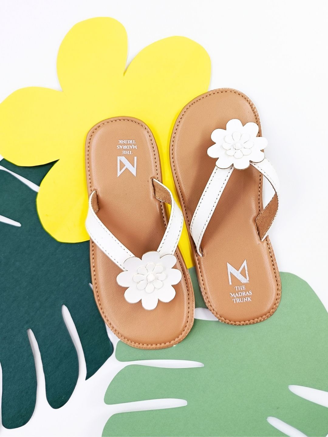 

THE MADRAS TRUNK Kids-Girls Textured Open Toe Flats, Tan