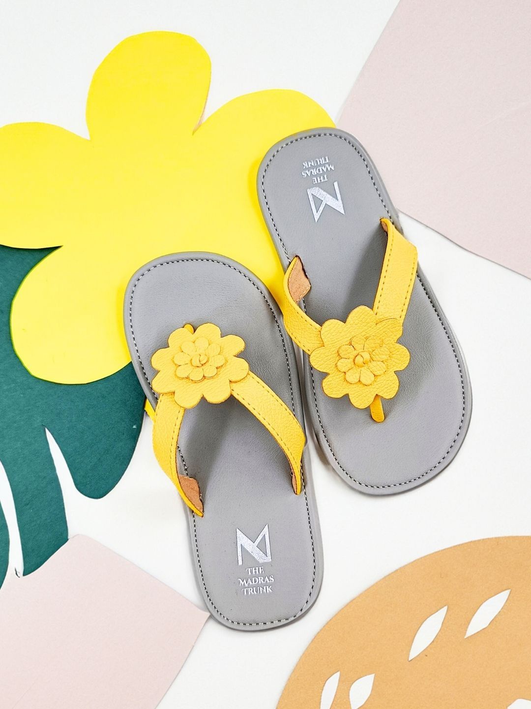 

THE MADRAS TRUNK Kids T-Straps Round Toe Flats, Yellow