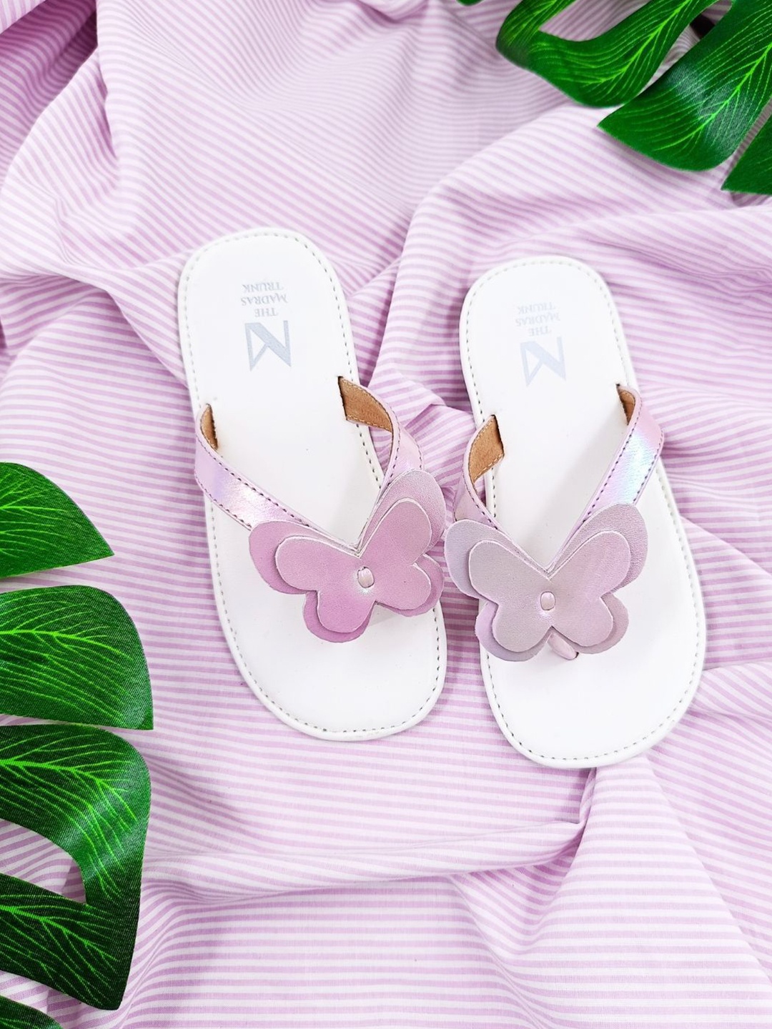 

THE MADRAS TRUNK Kids Textured Open Toe Flats, Pink
