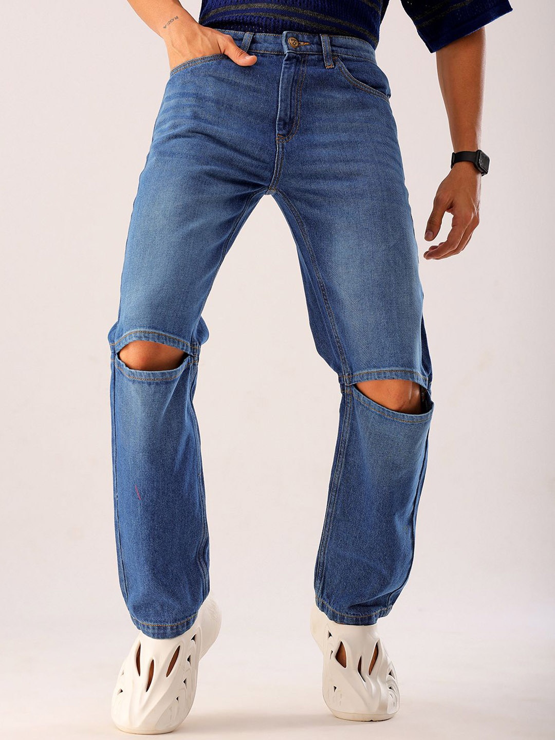 

The Indian Garage Co Men Straight Fit Slash Knee Light Fade Jeans, Blue