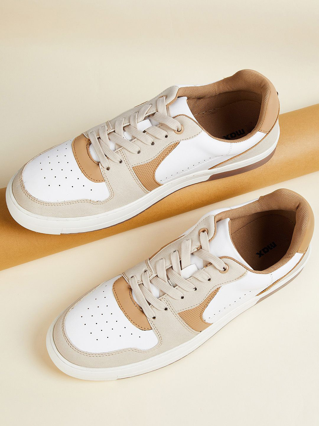 

max Men Colourblocked Round Toe Sneakers, White