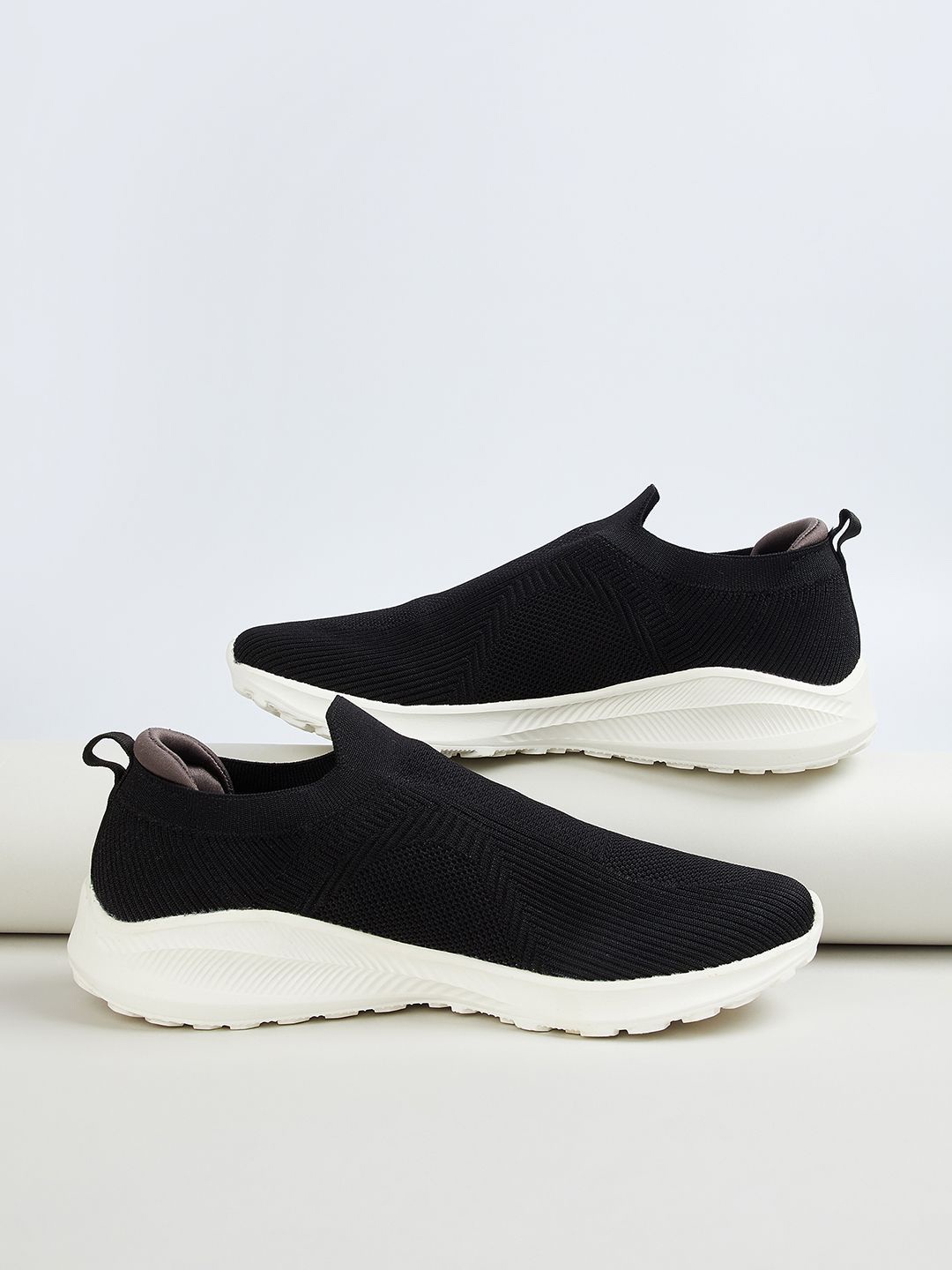 

max Men Round Toe Comfort Insole Slip-On Sneakers, Black