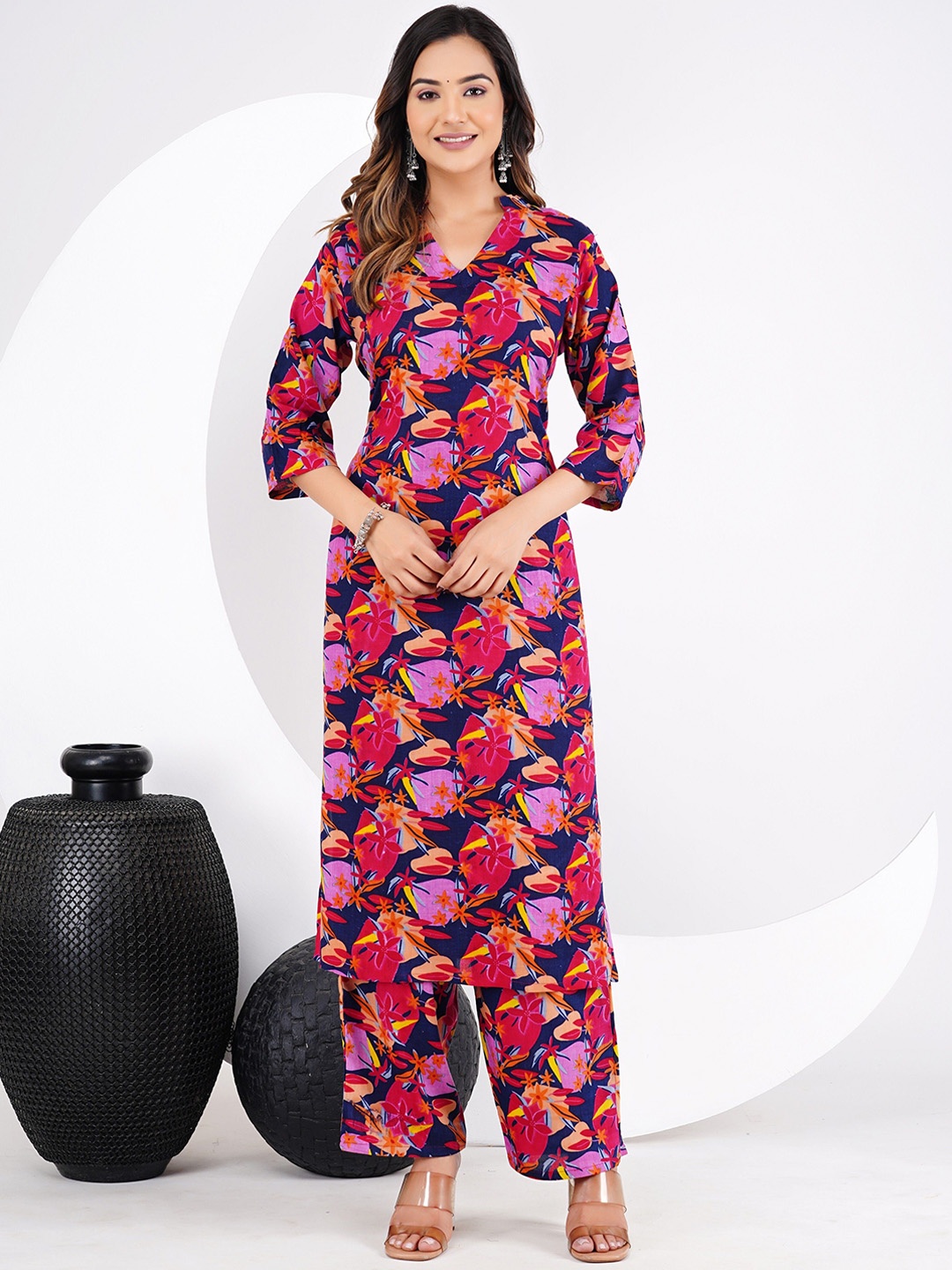 

Chaukas Floral Printed V-Neck Straight Kurta with Palazzos, Red