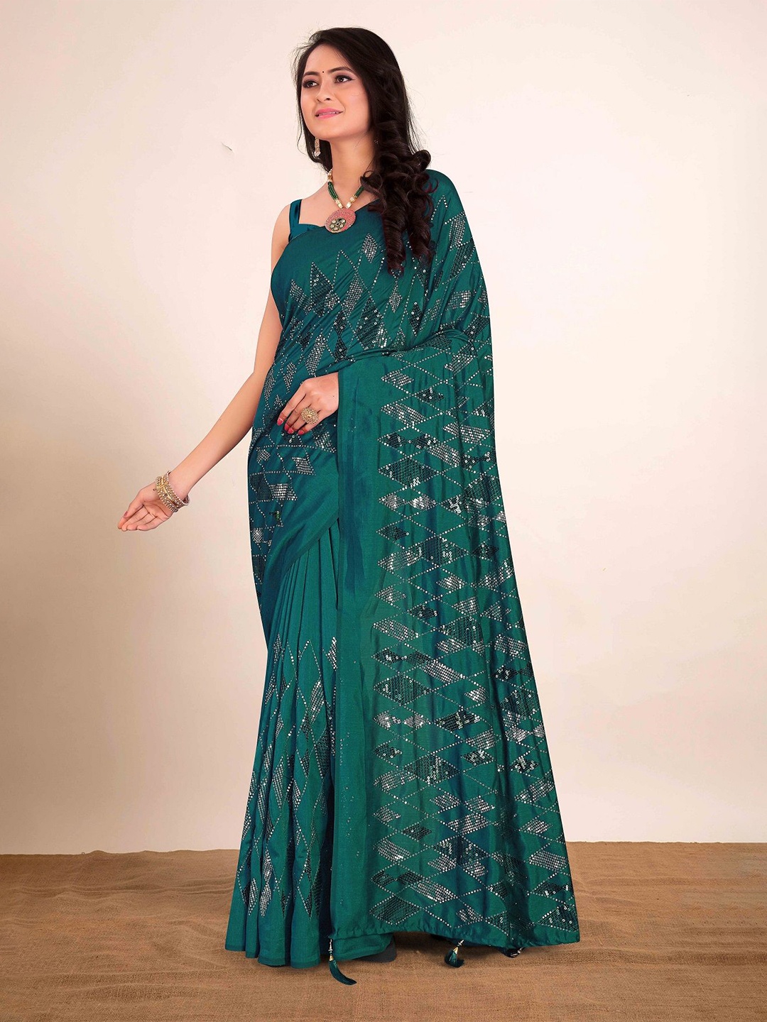 

TEEYA CREATION Embellished Sequinned Saree, Green