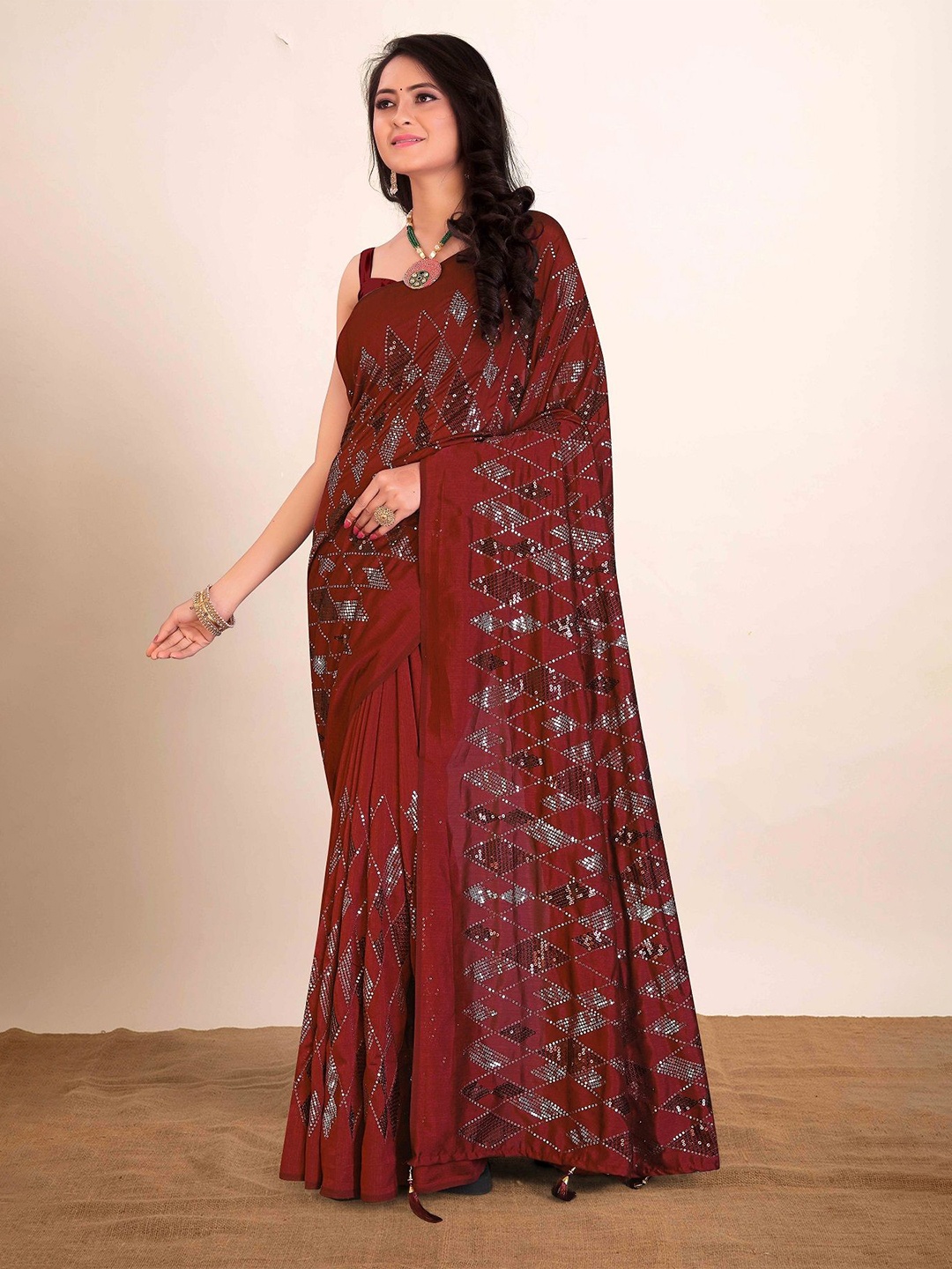 

TEEYA CREATION Embellished Sequinned Saree, Maroon