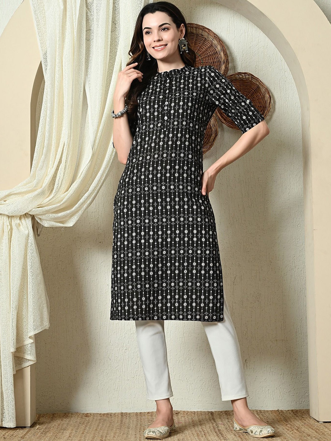 

Cayman Mandarin Collar Short Sleeves Geometric Pure Cotton Straight Kurta, Black