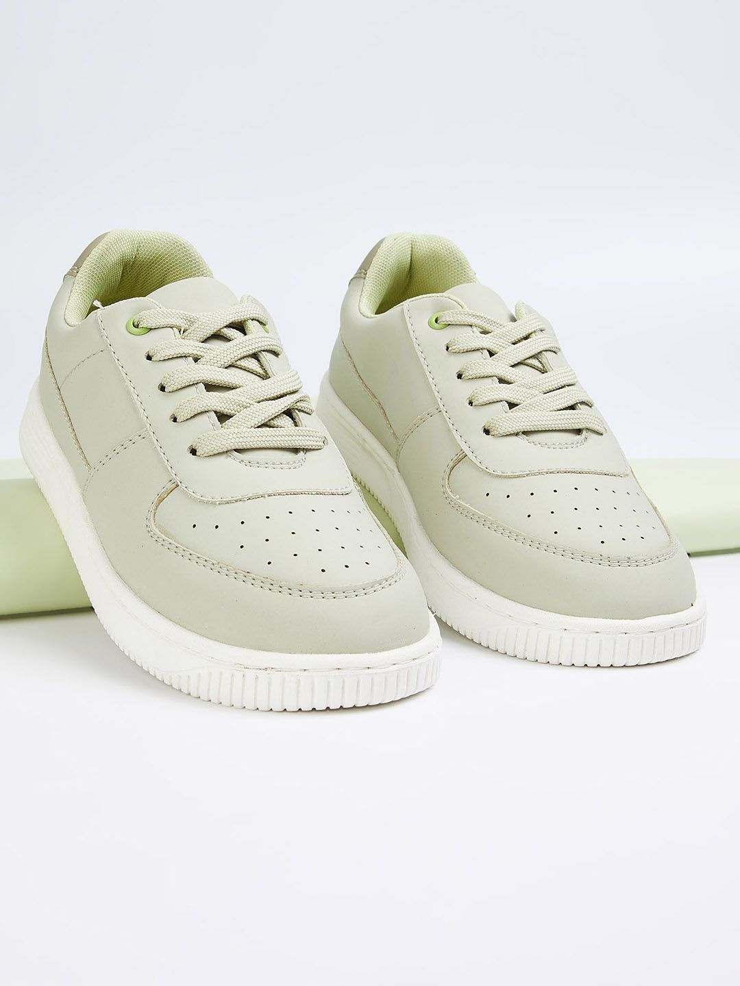 

max Boys Round Toe Comfort Insole Sneakers, Green