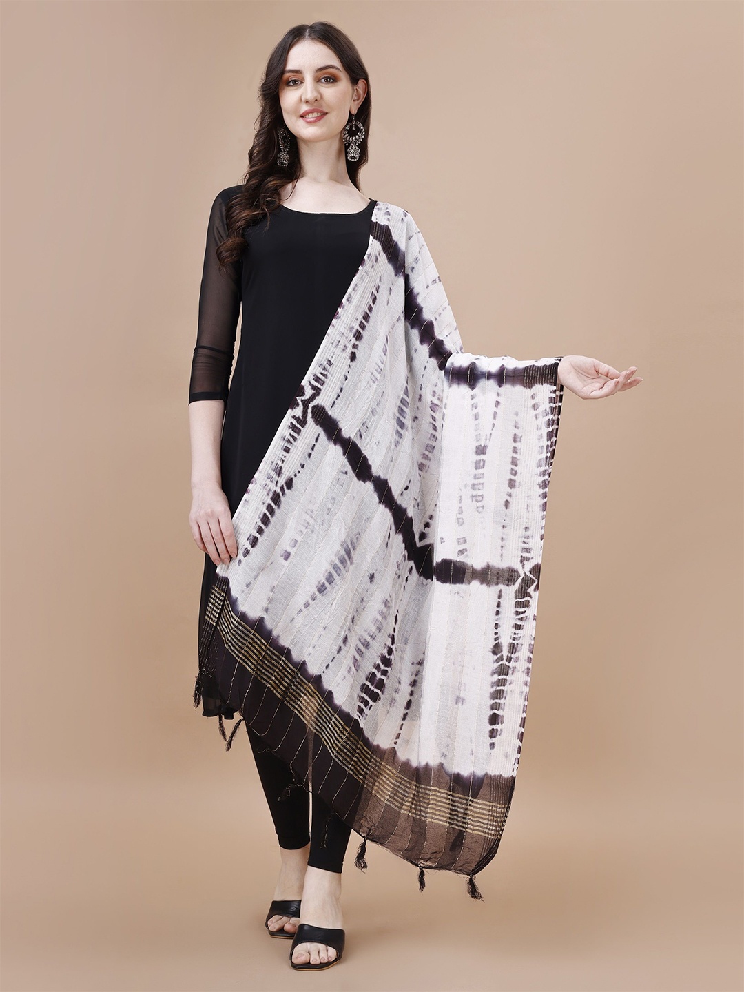 

KALINI Dyed Tie and Dye Dupatta with Zari, Black