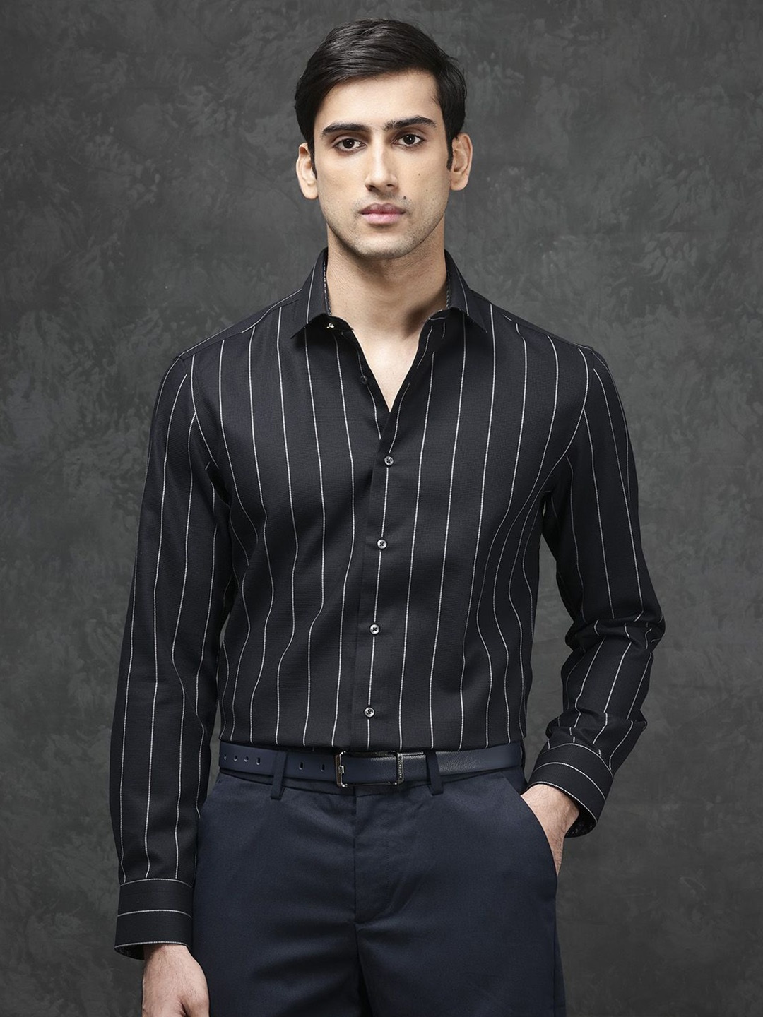 

RARE RABBIT Men Forty Regular Fit Vertical Stripes Spread Collar Shirt, Black