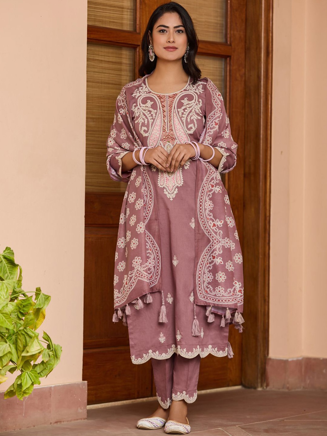 

WOMEN PLUS Ethnic Motifs Embroidered Thread Work Kurta with Trousers & Dupatta, Rose