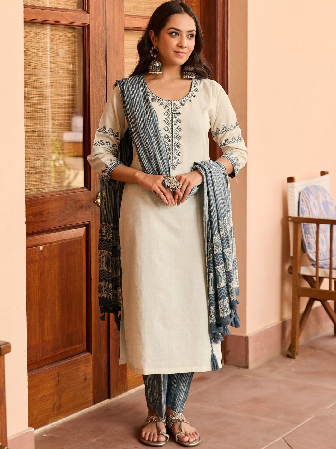 

WOMEN PLUS Floral Embroidered Straight Kurta with Trousers & Dupatta, Off white