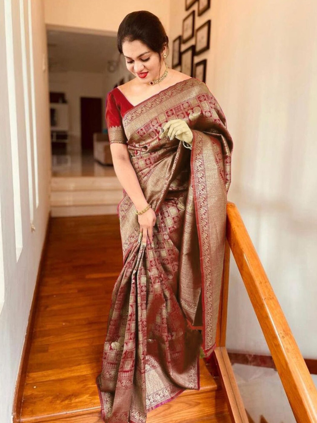 

MANMOHITSAREE Woven Design Zari Banarasi Saree, Red