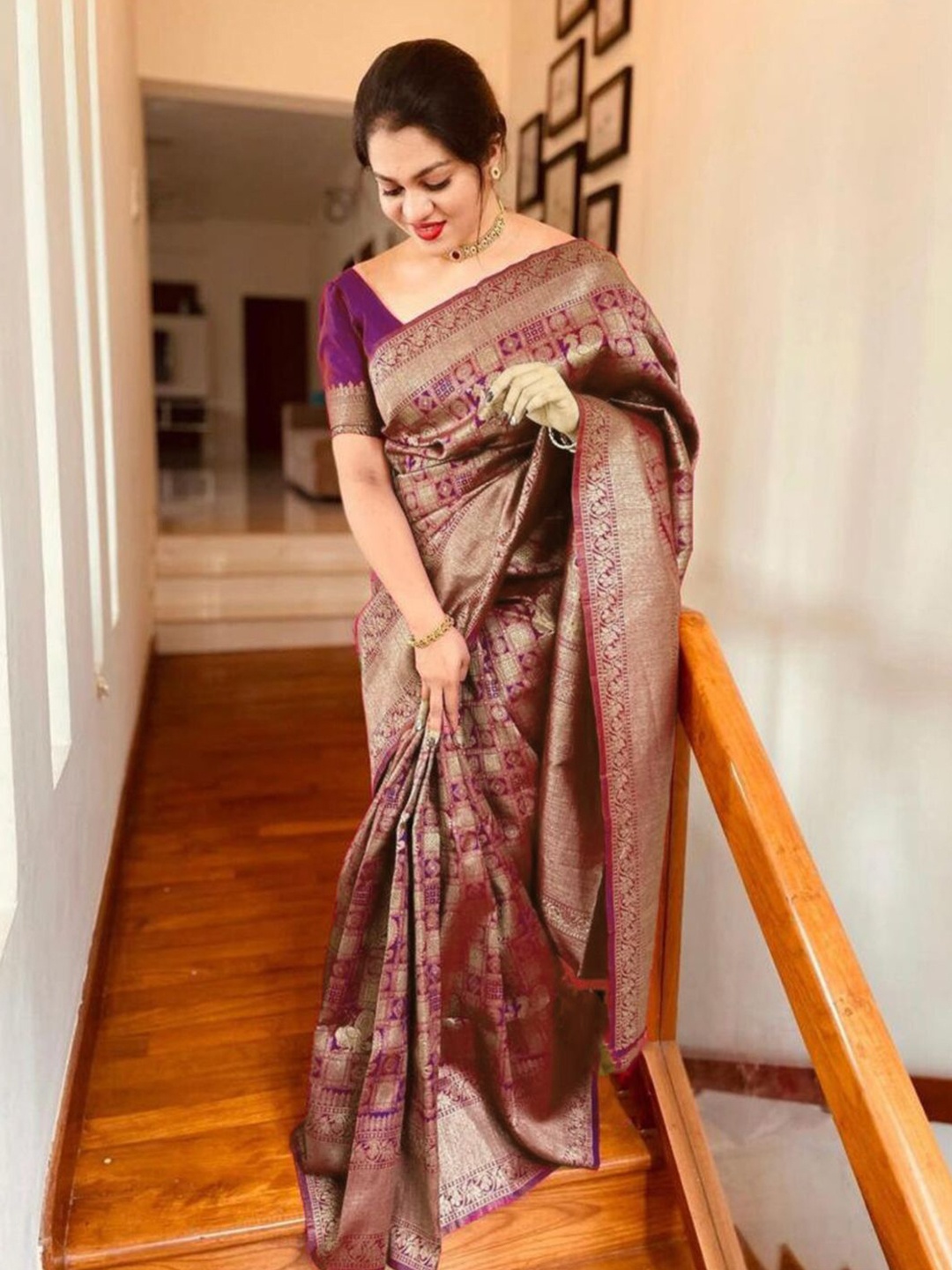 

MANMOHITSAREE Woven Design Banarasi Saree, Purple