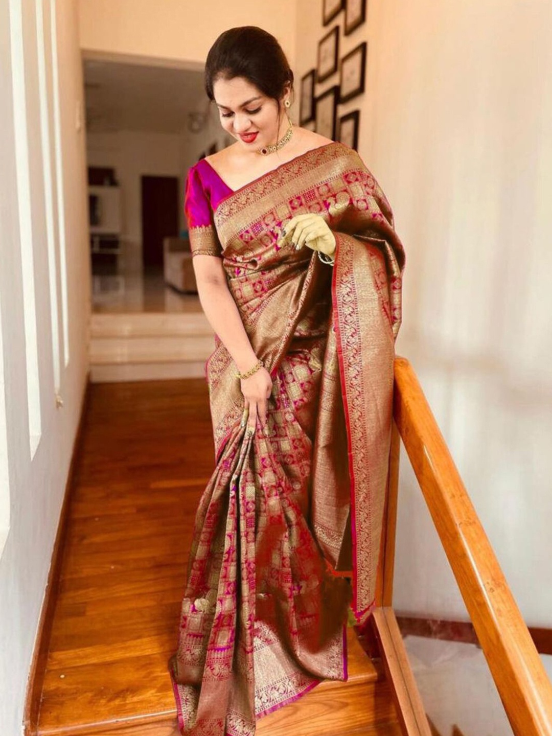 

MANMOHITSAREE Woven Design Zari Banarasi Saree, Pink