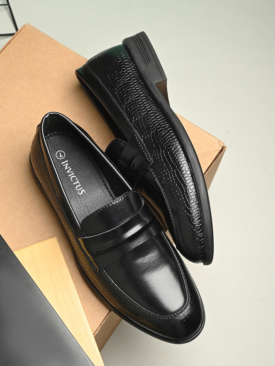 

INVICTUS Men Textured Formal Loafers, Black
