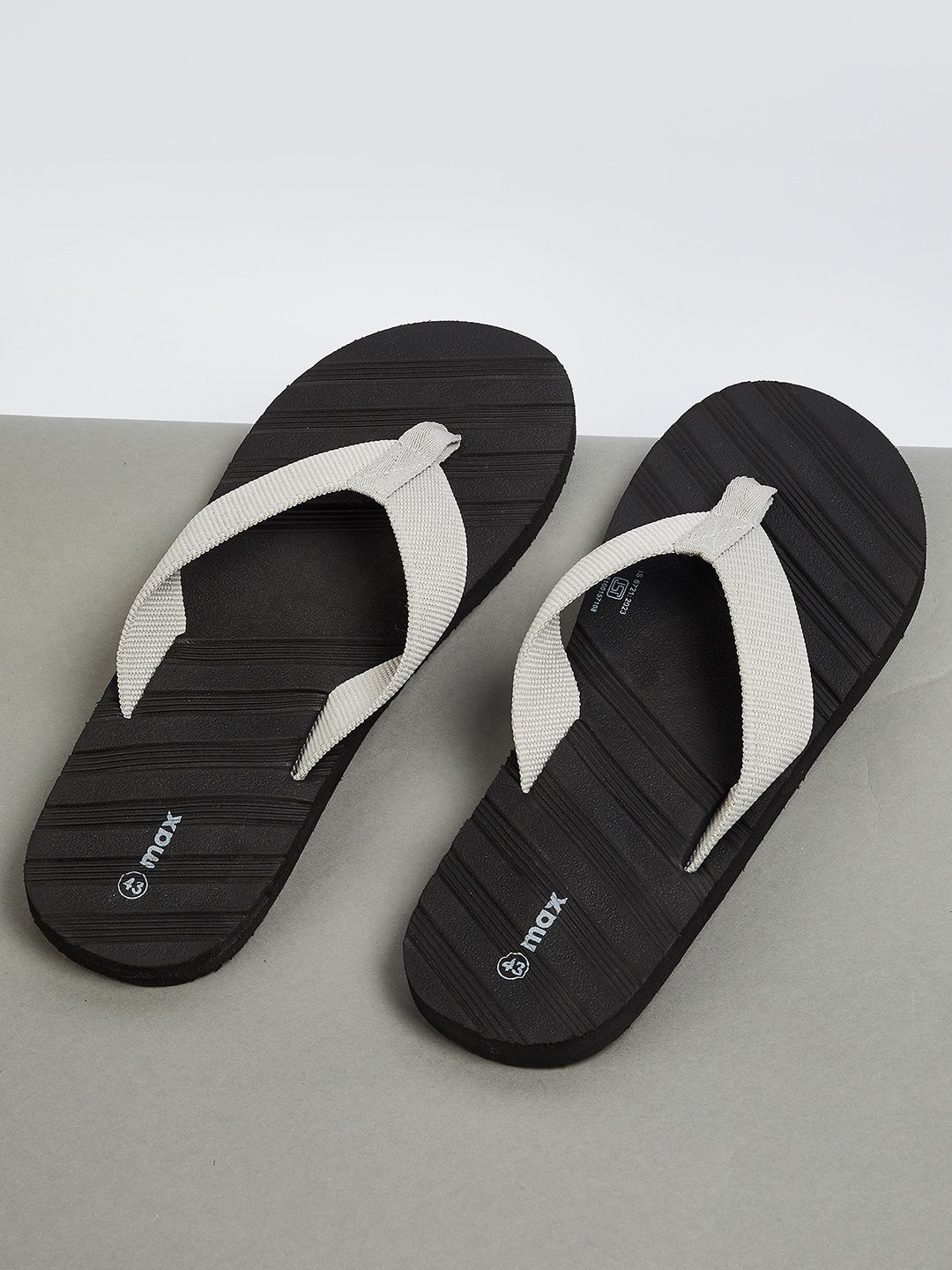 

max Men Printed Thong Flip-Flops, Black
