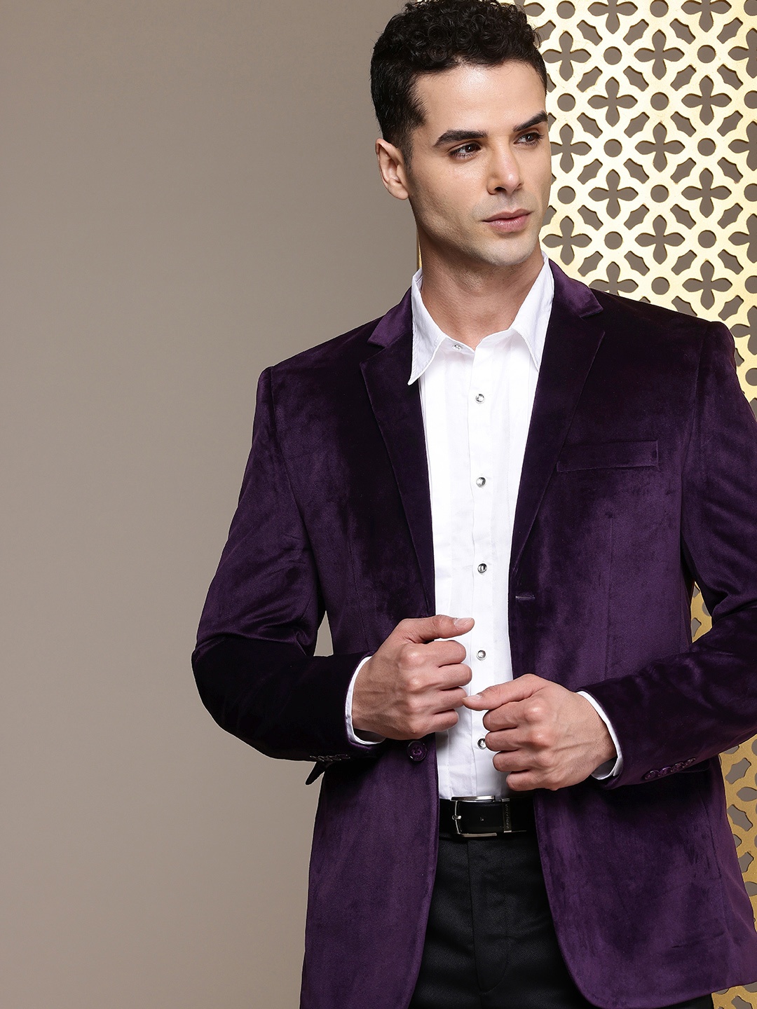 

House of Pataudi Notched Lapel Single-Breasted Velvet Finish Jashn Party Blazer, Purple