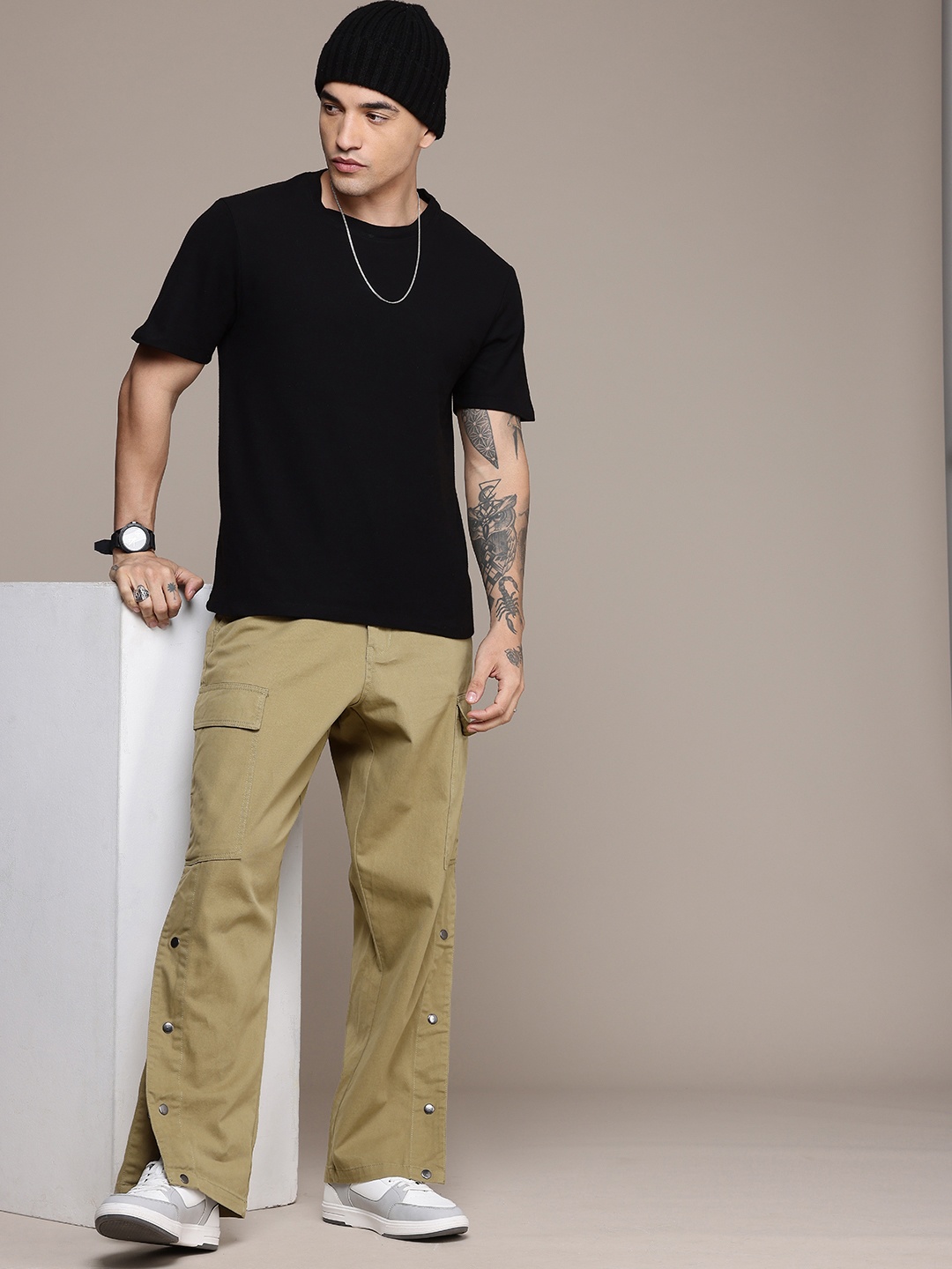 

The Roadster Life Co. Men Relaxed Fit Cargos Trousers, Olive