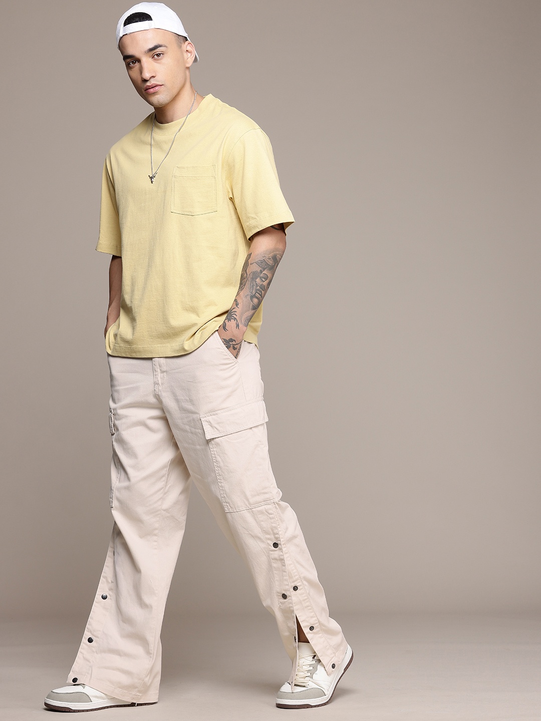 

The Roadster Life Co. Men Relaxed Fit Cargos Trousers, Cream