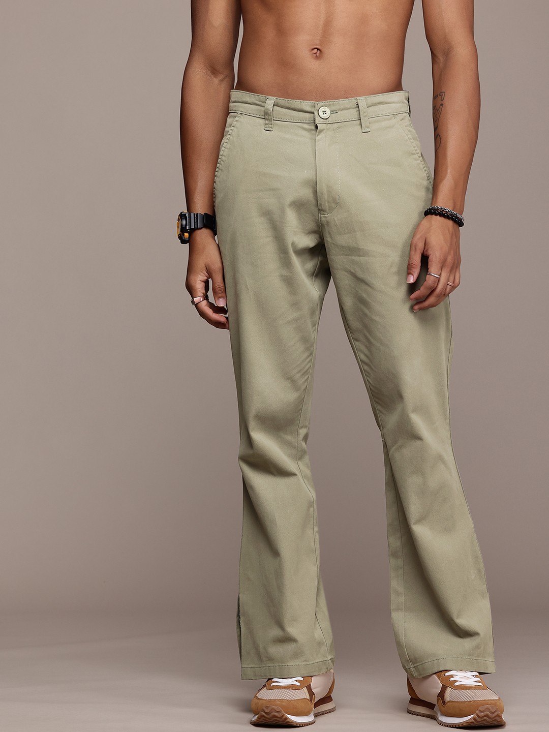 

The Roadster Life Co. Men Bootcut Chinos Trousers, Green