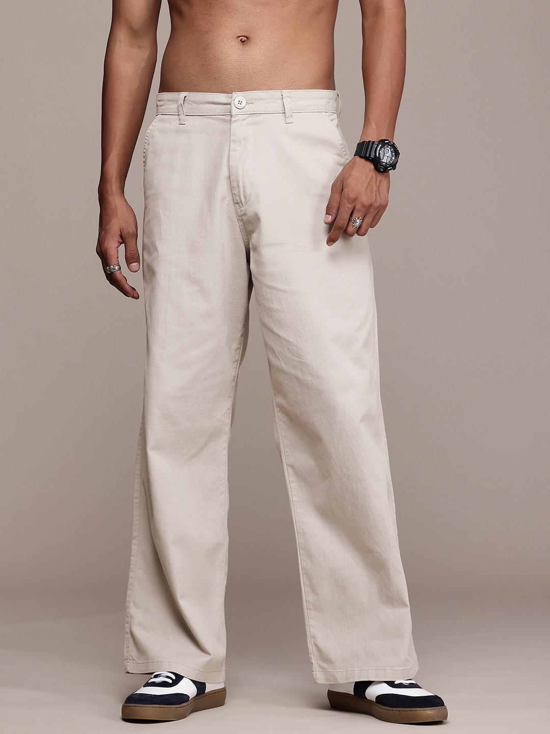 

The Roadster Life Co. Men Wide Leg Chinos Trousers, Grey