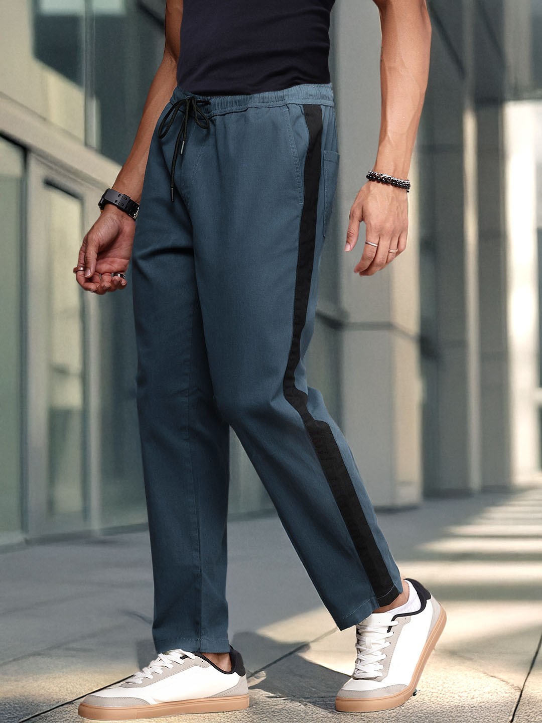

The Roadster Life Co. Men Relaxed Fit Trousers, Navy blue