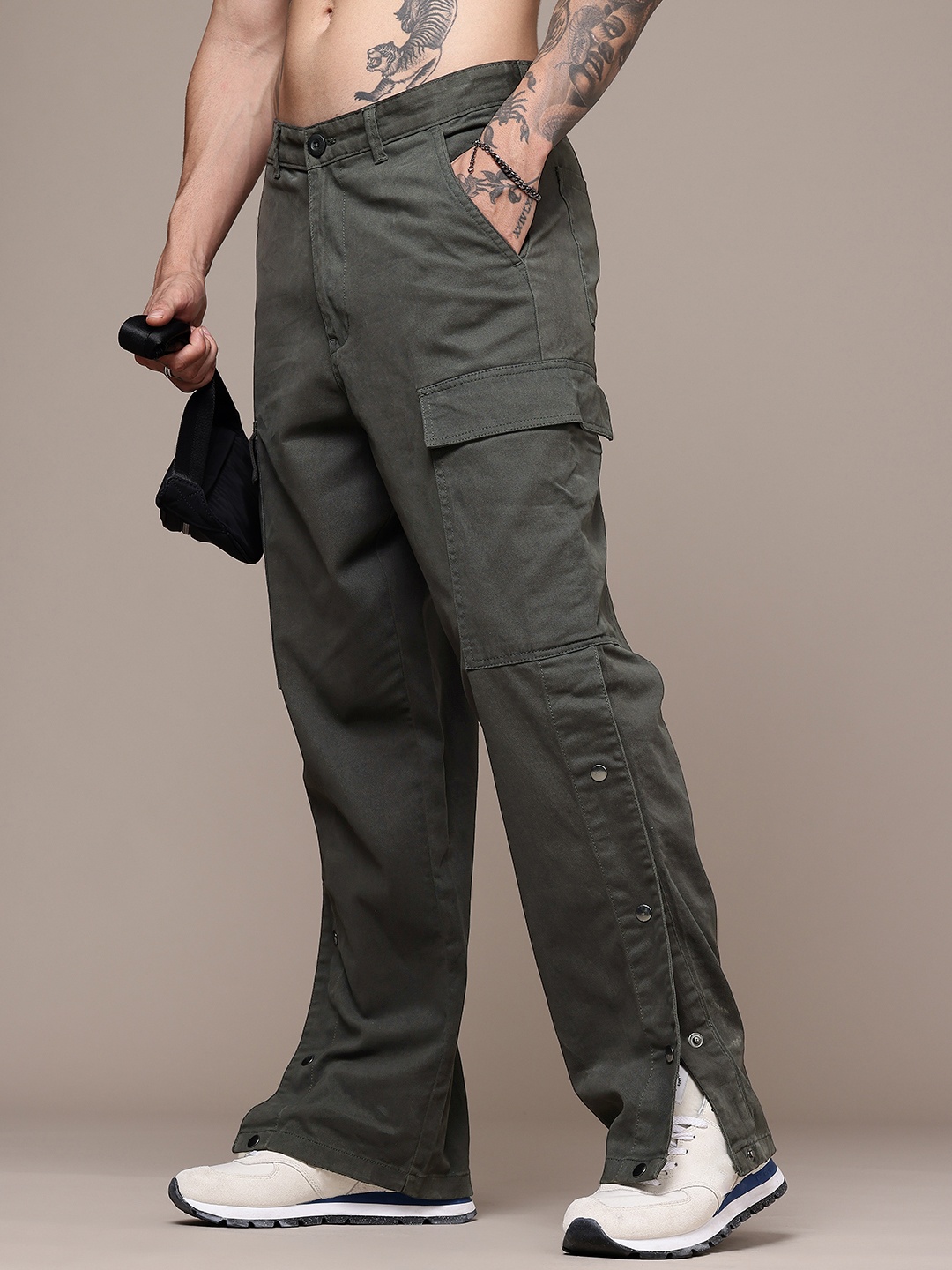 

The Roadster Life Co. Men Relaxed Fit Cargos Trousers, Grey