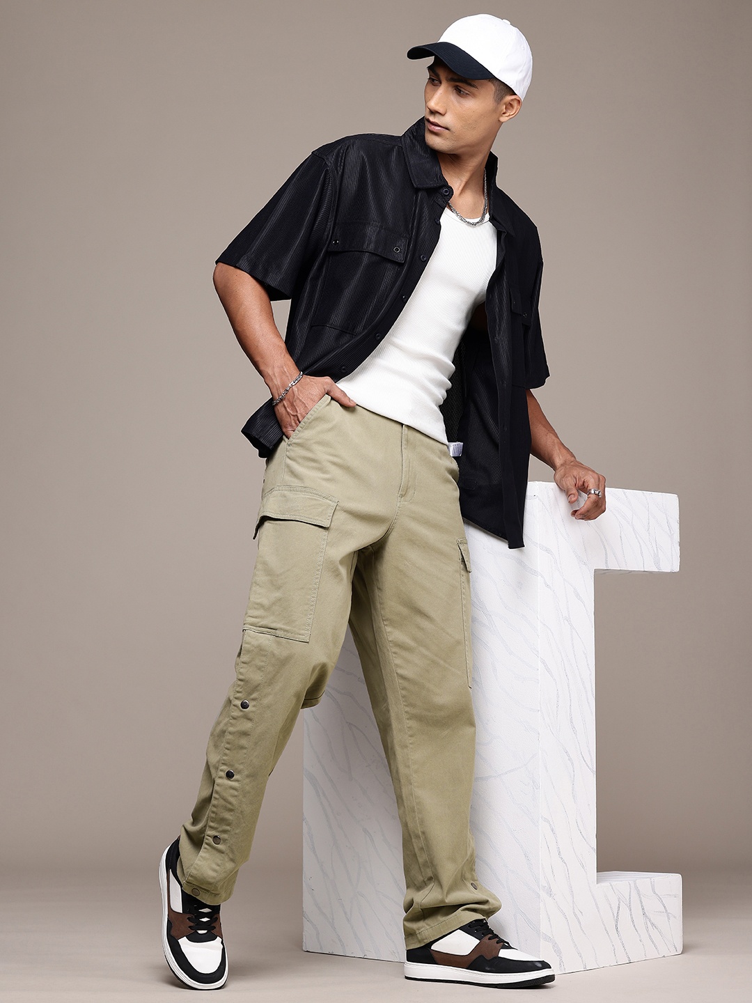 

The Roadster Life Co. Men Relaxed Fit Cargos Trousers, Olive