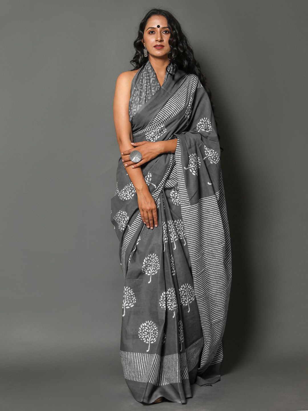 

KALINI Floral Printed Pure Cotton Saree, Grey