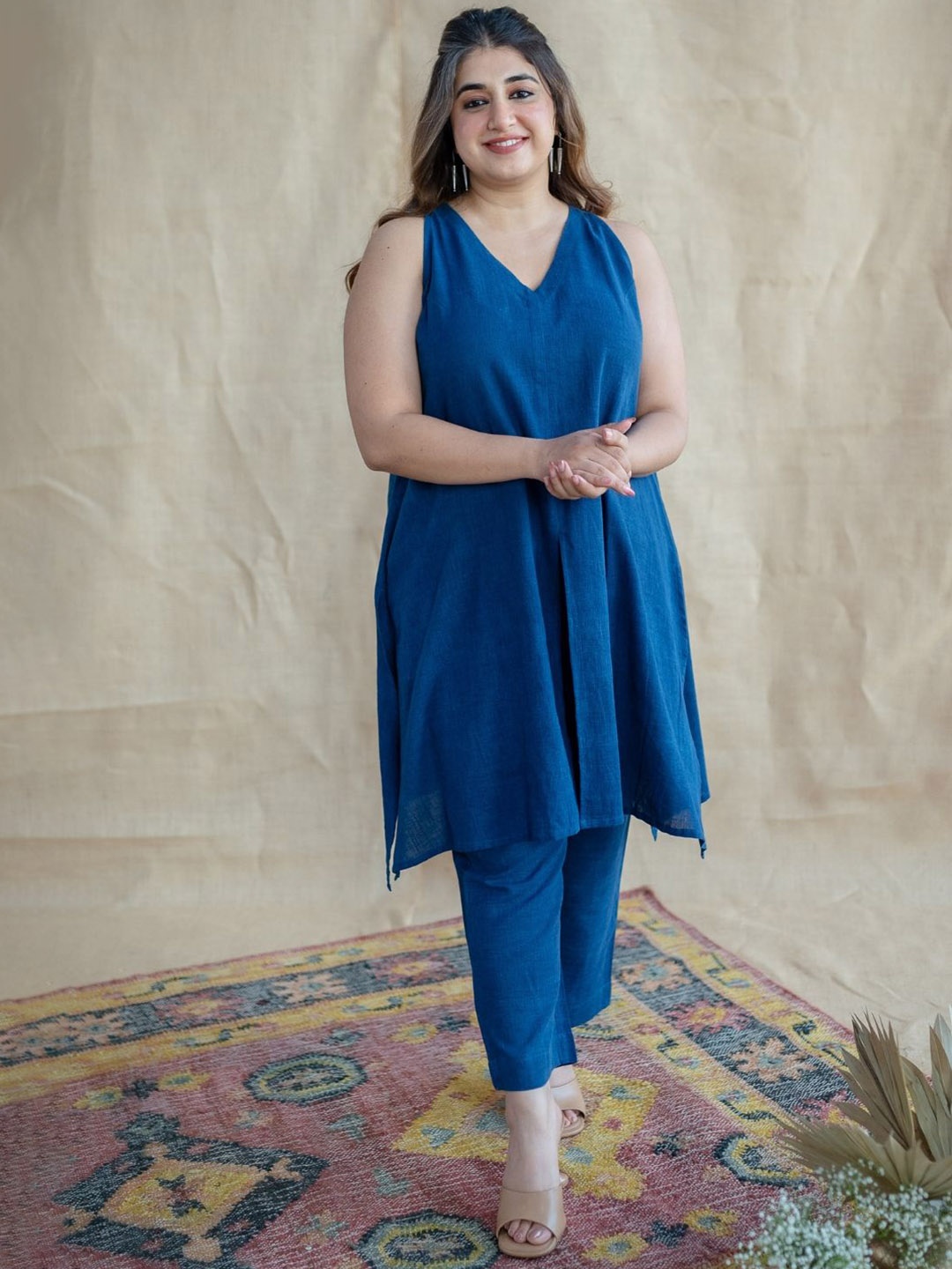 

THE INDIAN ETHNIC CO V-Neck Sleeveless Pure Cotton Tunic With Palazzos, Blue