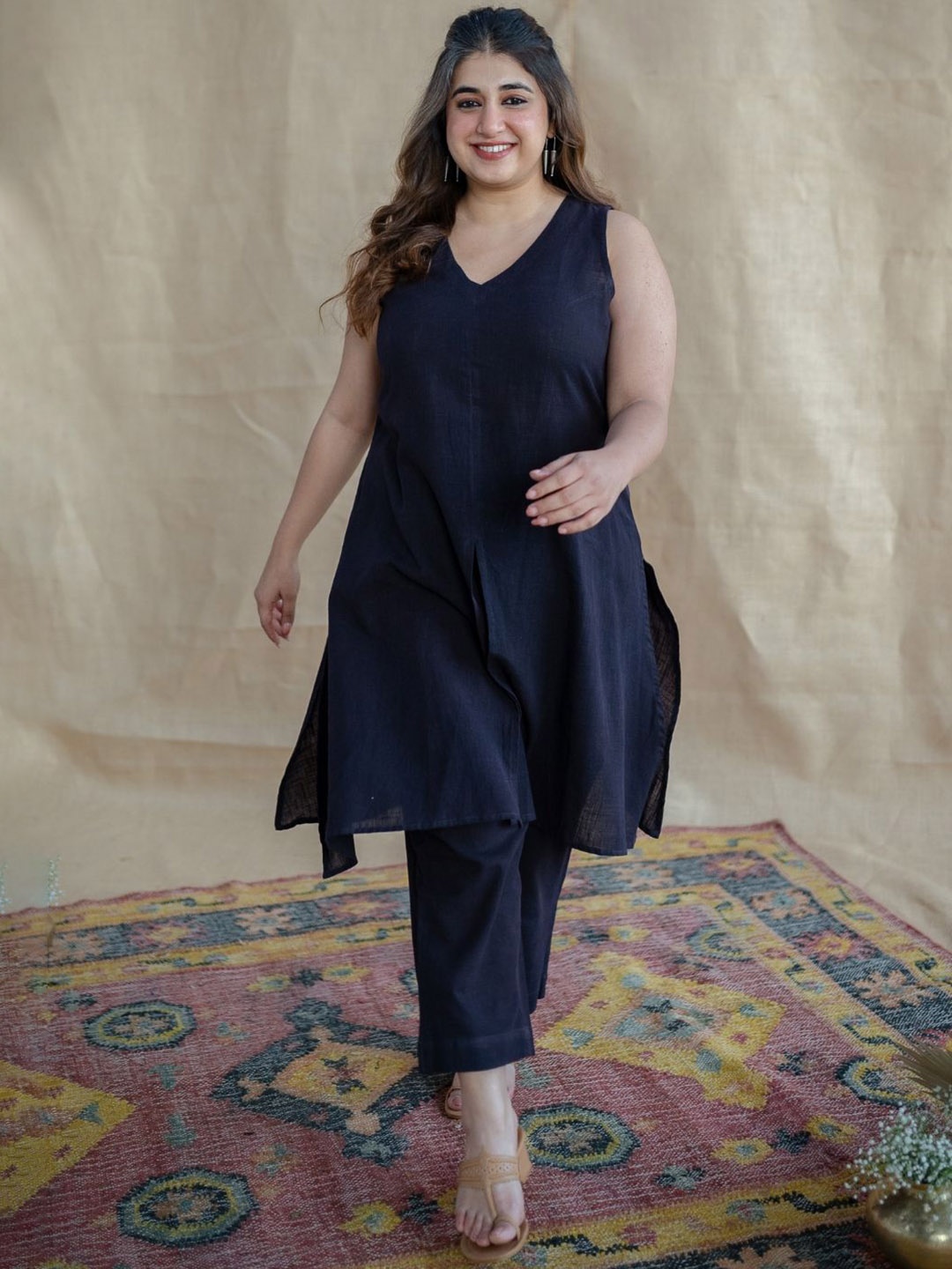 

THE INDIAN ETHNIC CO V-Neck Sleeveless Pure Cotton Tunic With Palazzos, Charcoal