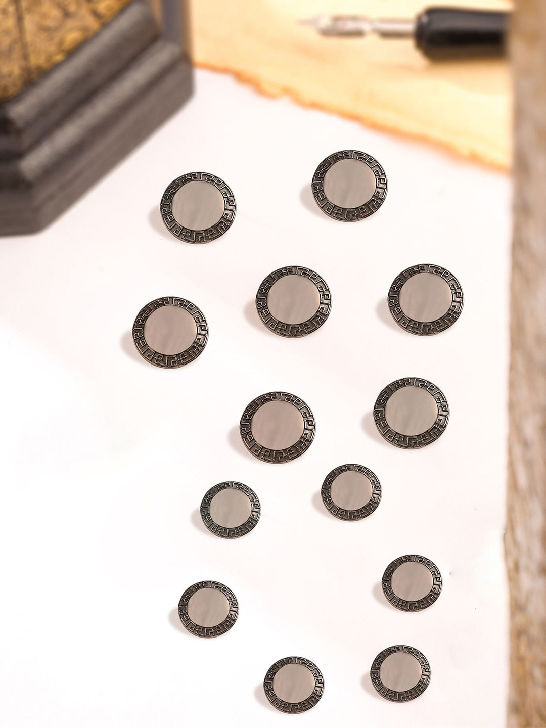 

COSA NOSTRAA Men Set Of 13 Rustic Button Broochs, Grey