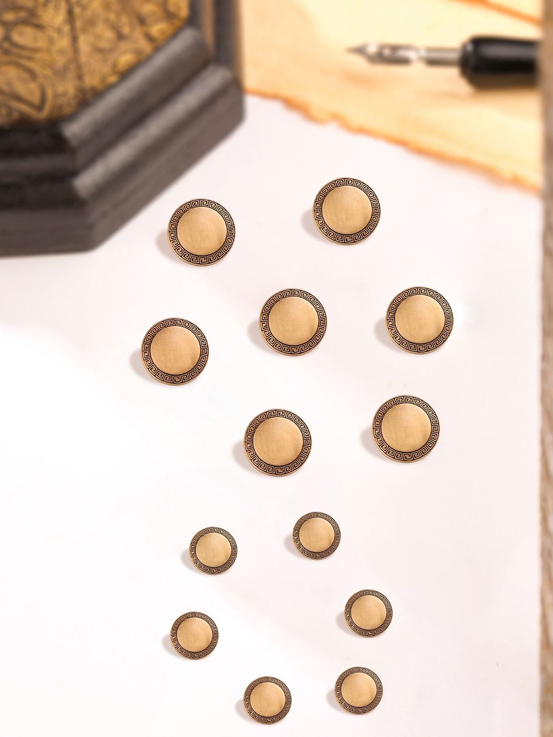 

COSA NOSTRAA Men Set Of 13 Swagger Button Broochs, Gold