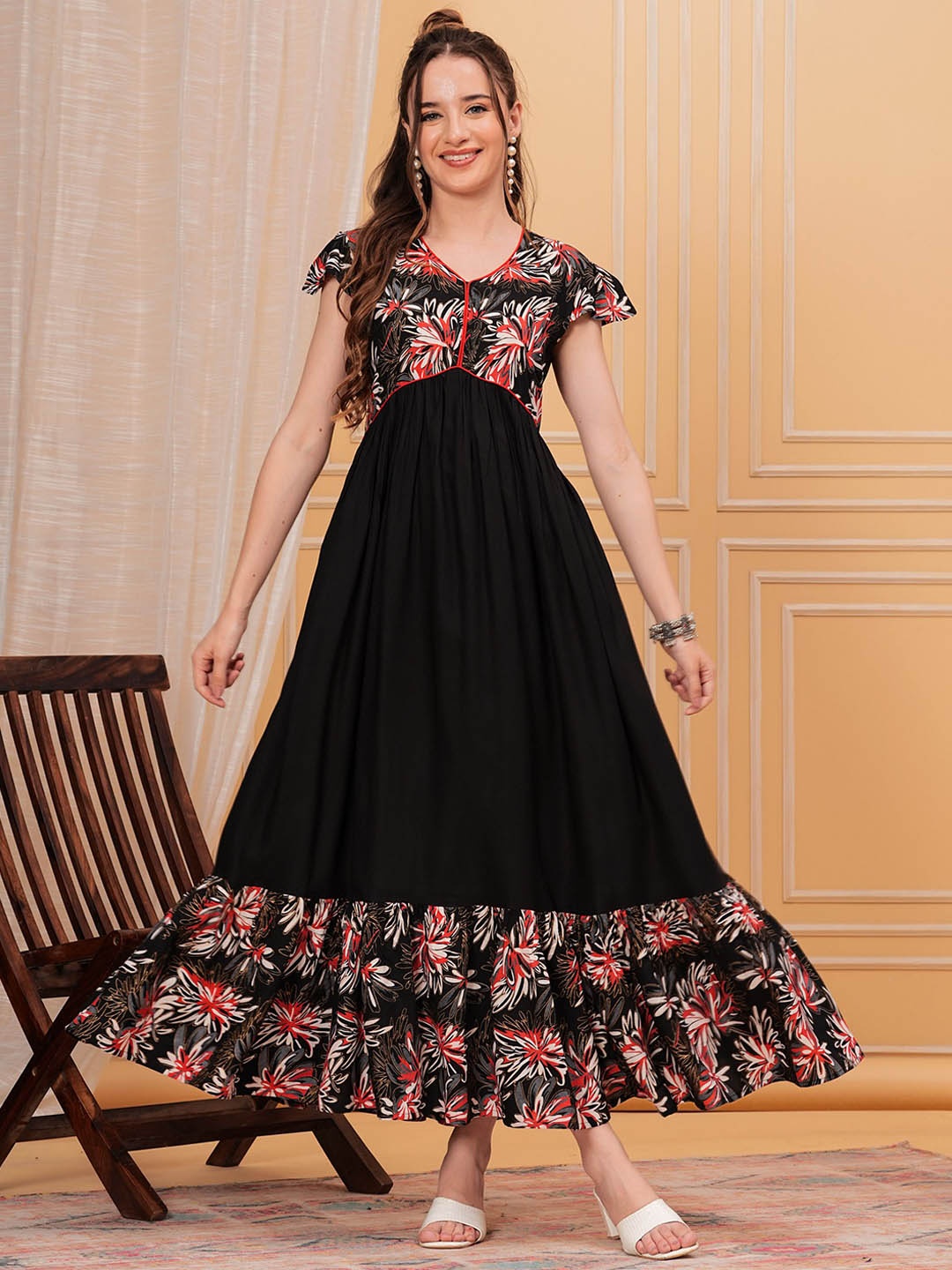 

PURSHOTTAM WALA Floral Yoke Design Cap Sleeves Anarkali Alia Cut Kurta, Black